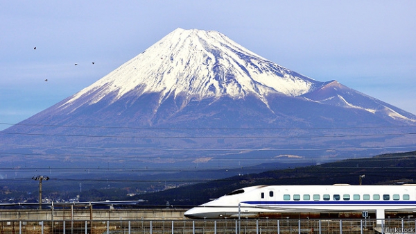 Японский скоростной поезд на фоне Фудзиямы