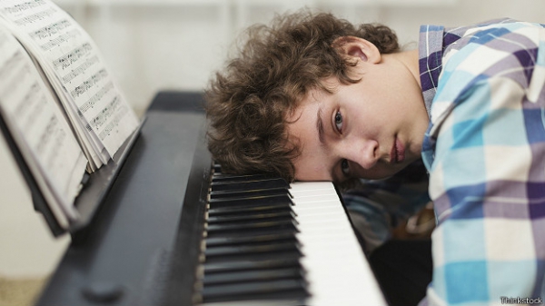 Мальчик устал от урока музыки