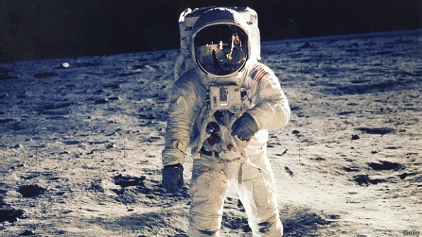 Американский астронавт на Луне