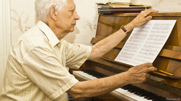 Пожилой мужчина за фортепиано