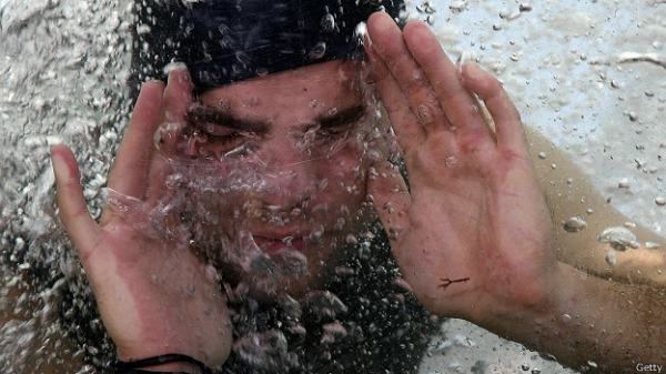 Венгерский трюкач Давид Мерлини под водой